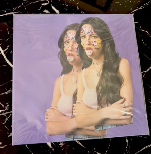 Olivia rodrigo sour magnet - rodrigo, w/